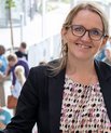 Billedet viser Anne Hammer, der står på en trappe.
