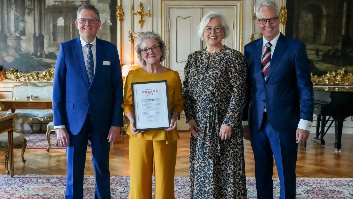Annette de Thurah received the award at Fredensborg Palace. The photo also includes the chairman of the Danish Rheumatism Association's board, Martin Bøge Mikkelsen, the association’s director, Mette Bryde Lind, and the vice chairman of the association Annette de Thurah received the award at Fredensborg Palace. The photo also includes the chairman of the Danish Rheumatism Association's board, Martin Bøge Mikkelsen, the association’s director, Mette Bryde Lind, and the vice chairman of the association's research council, Professor Anders Odgaard.