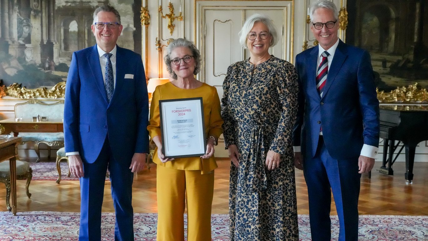 Annette de Thurah modtog prisen på Fredensborg Slot. På billedet ses desuden formand for Gigtforeningens bestyrelse Martin Bøge Mikkelsen, Gigtforeningens direktør Mette Bryde Lind og næstformanden for Gigtforeningens forskningsråd, professor Anders Odgaard.