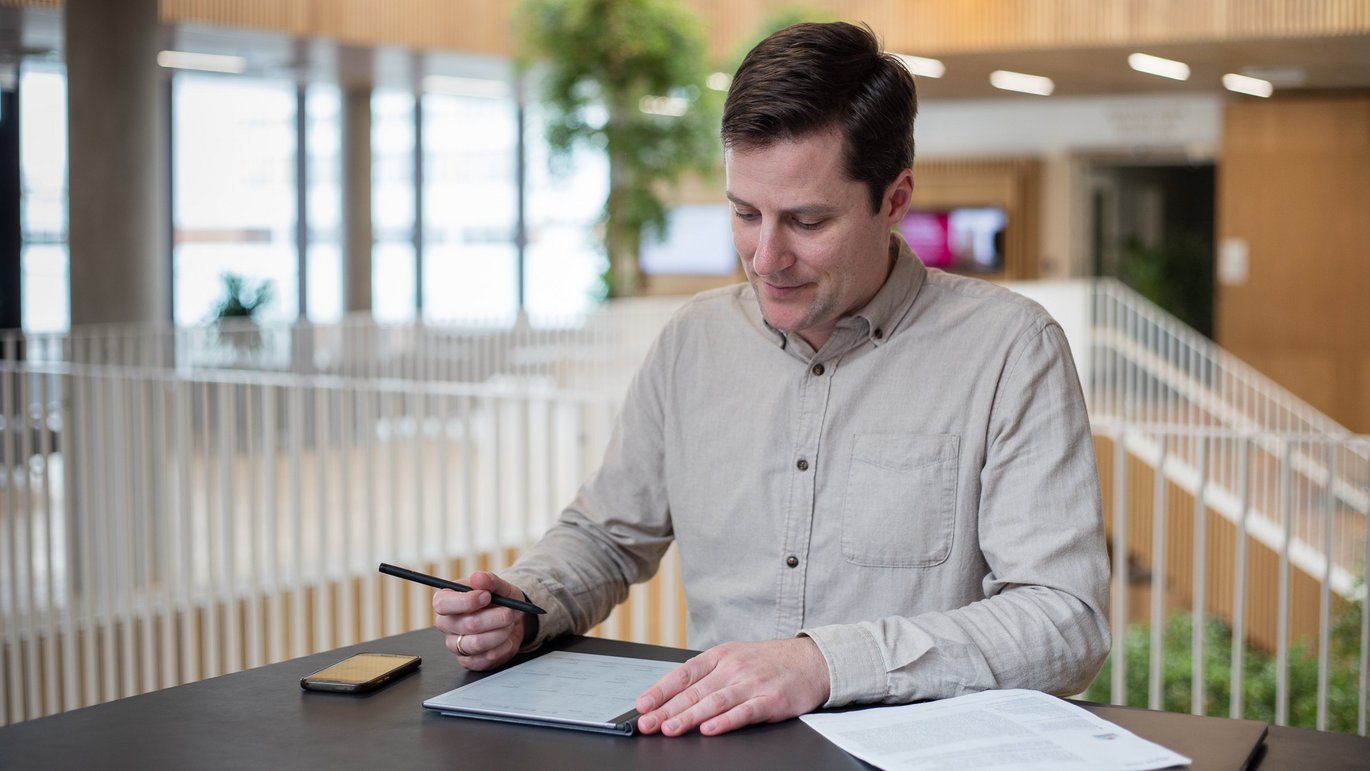 Adam Hulman fik overrakt prisen den 31. januar 2024 til DDEA’s årsmøde og modtog desuden en hædersgave på 25.000 kr. Adam Hulman fik overrakt prisen den 31. januar 2024 til DDEA’s årsmøde og modtog desuden en hædersgave på 25.000 kr.