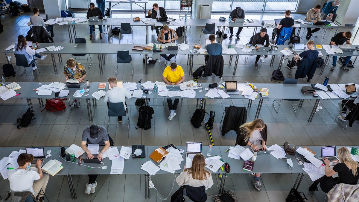 Fake Student Project Students now allowed to use AI for theses and bachelor projects