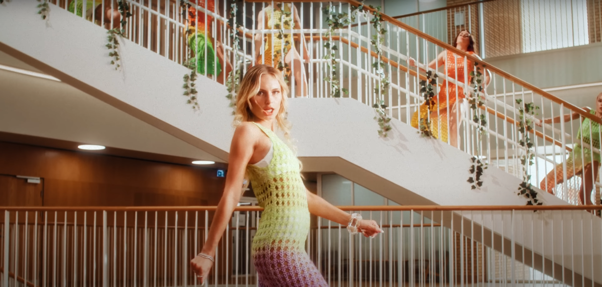 Scene fra musikvideoen til Saint Claras To The Moon. Sangerinden og danserne står på og ved trappen midt i Skou-bygningen