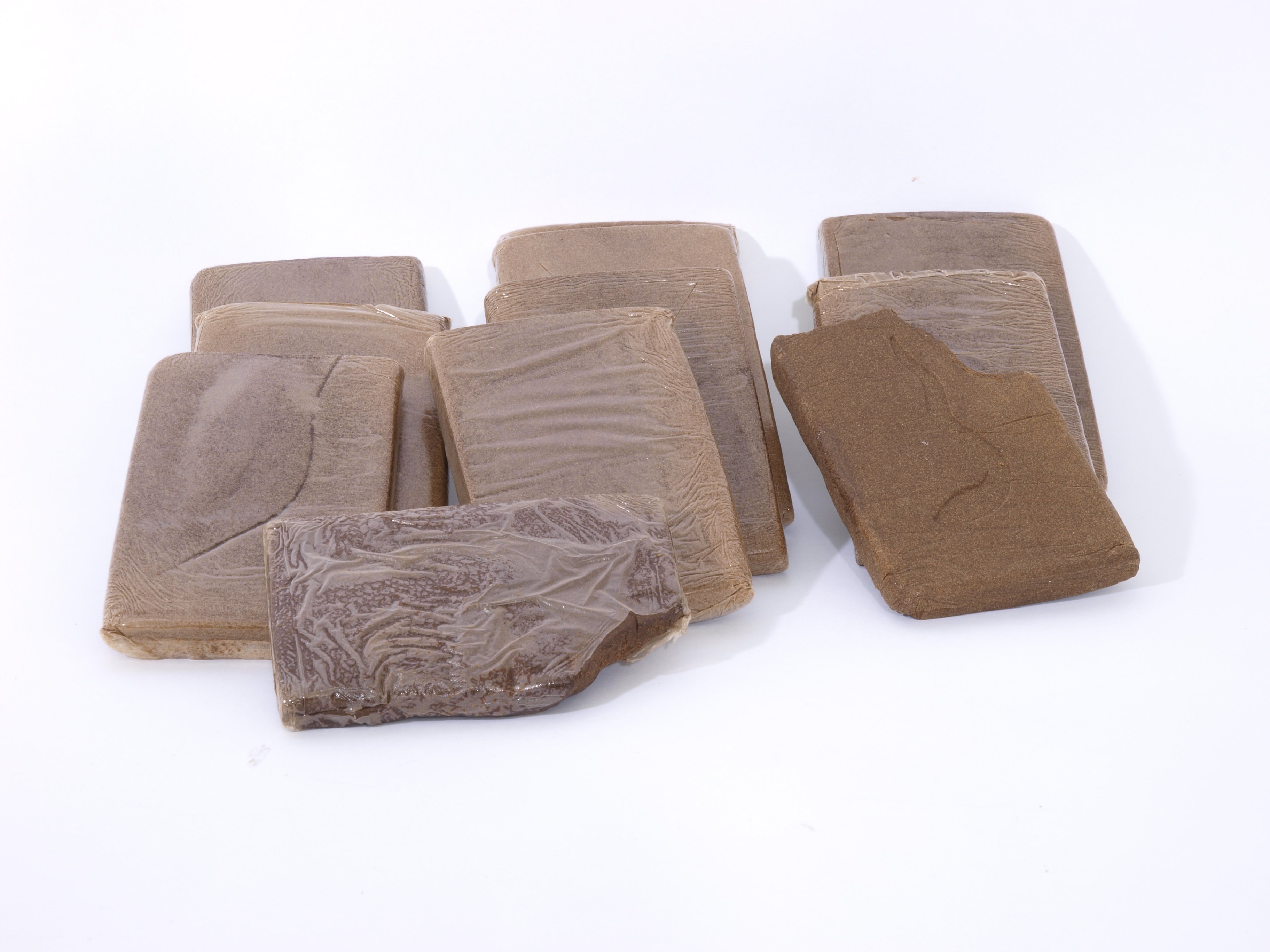 Hash-plader af 50 gram. Hashen er beslaglagt af politiet, og retskemien analyserer det.