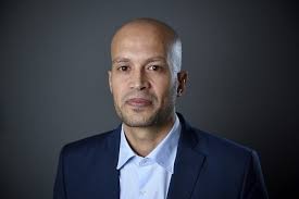 Ifølge Michael Benrós har Covid-19 pandemien gjort, at kyssesyge har fået fornyet opmærksomhed, fordi covid-19 infektion ser ud til at kunne give lignende symptomer med langvarig træthed og forøget risiko for efterfølgende psykiatriske diagnoser. D Ifølge Michael Benrós har Covid-19 pandemien gjort, at kyssesyge har fået fornyet opmærksomhed, fordi covid-19 infektion ser ud til at kunne give lignende symptomer med langvarig træthed og forøget risiko for efterfølgende psykiatriske diagnoser. D